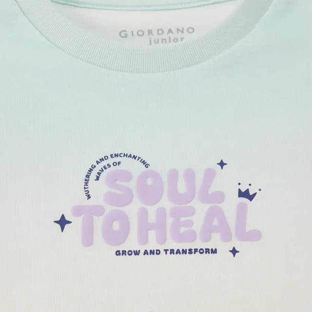【GIORDANO 佐丹奴】童裝紮染SOUL TO HEAL印花TEE(91 清水藍X蘭花瓣紫)