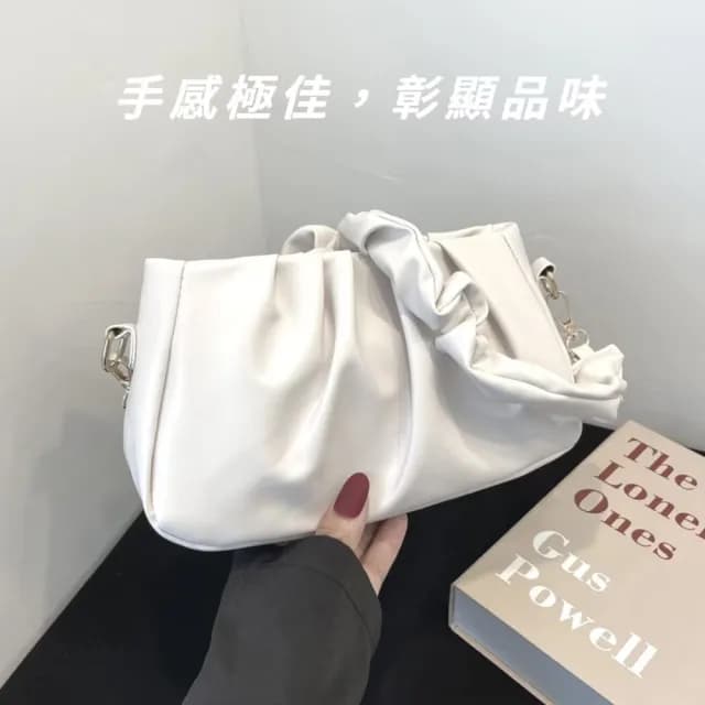 【百搭單品】韓版氣質白褶皺軟皮雲朵包(滑順拉鍊 腋下包 單肩包 側肩包 女 生日禮物)