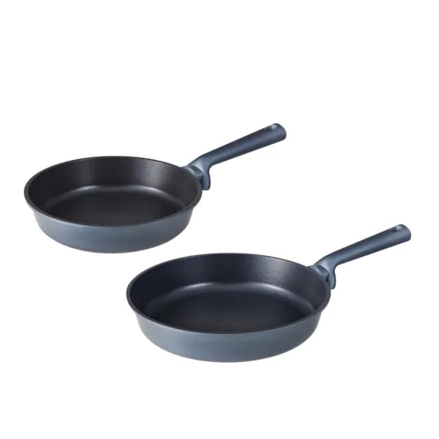 【CorelleBrands 康寧餐具】WORLD KITCHEN 藍寶石鑄造不沾平煎鍋24cm+28cm
