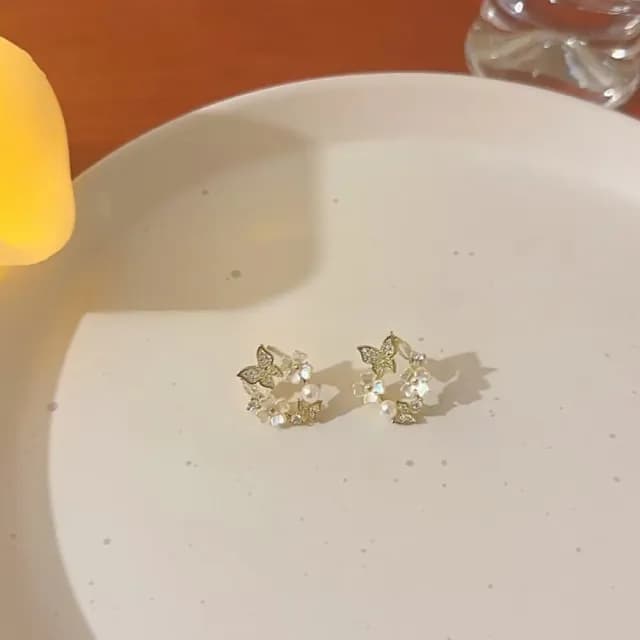 【溫柔甜美】鋯石蝴蝶貝殼花珍珠耳環1對(高級 輕奢 耳墜 耳飾 耳針 耳釘 首飾 垂墜耳環 情人節 送禮物)