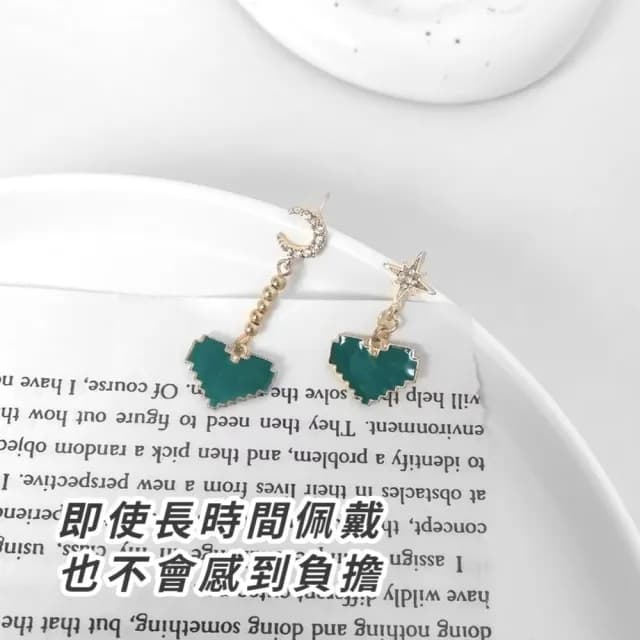 【日系甜美】鑲鑽星芒月亮綠愛心耳墜耳環(不對稱 耳針 耳釘 耳飾 穿搭配件 飾品 復古 洋裝)