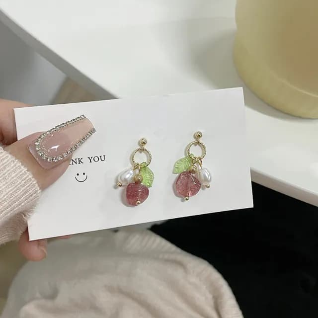 【MISS KOREA】韓國設計復古草莓晶串珠夾式耳環(無耳洞耳環 耳夾 夾式耳環 草莓晶耳環 串珠耳環)