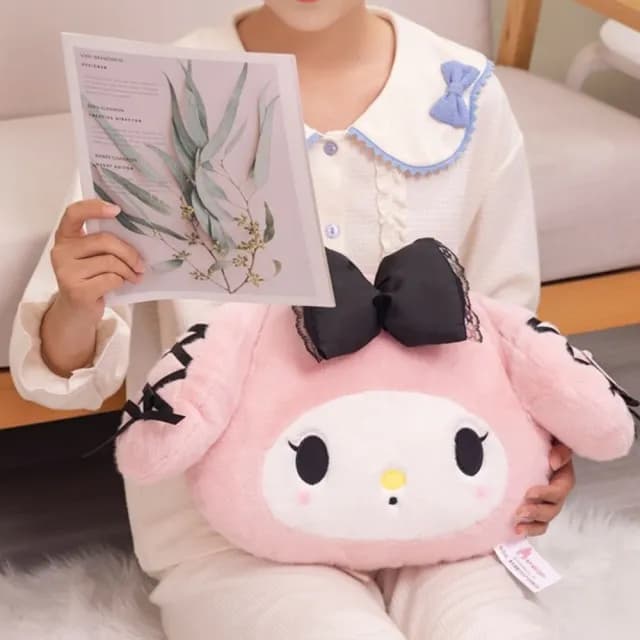 【SANRIO 三麗鷗】美樂蒂抱枕酷洛米午睡枕靠墊靠枕玩偶枕頭沙發抱枕(女孩生日禮物聖誕禮物交換禮物)