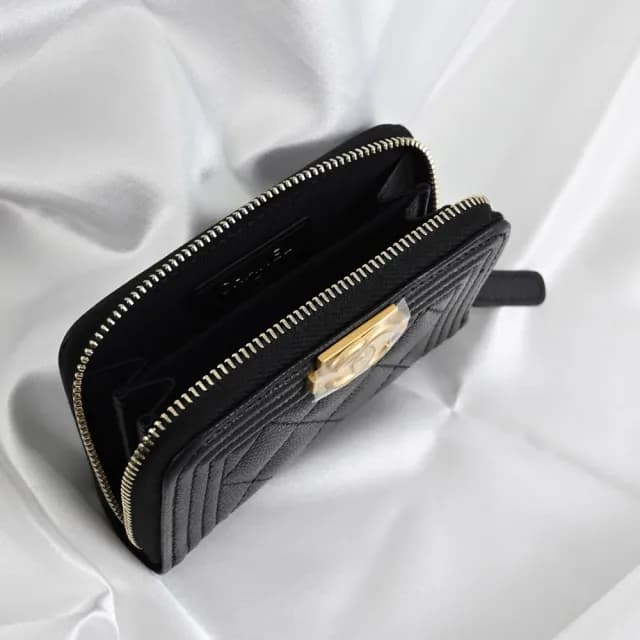 【CHANEL 香奈兒】BOY 經典仿舊雙C LOGO菱格小牛皮信用卡證件名片零錢包(黑)