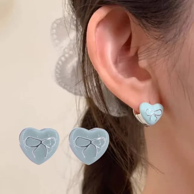 【百搭配件】韓版海鹽奶藍蝴蝶結愛心耳環(耳釘 耳針 耳飾 耳扣 飾品 穿搭配件 銀色)