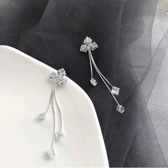 【甜美百搭】韓系永恆氣息鋯石方塊輕流蘇耳環(耳針 耳釘 耳飾 飾品 禮服 婚禮 銀色 水鑽)