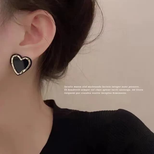 【韓系小物】韓系復古愛心包邊線條耳環(耳針 耳釘 耳飾 穿搭配件 飾品 復古 洋裝)