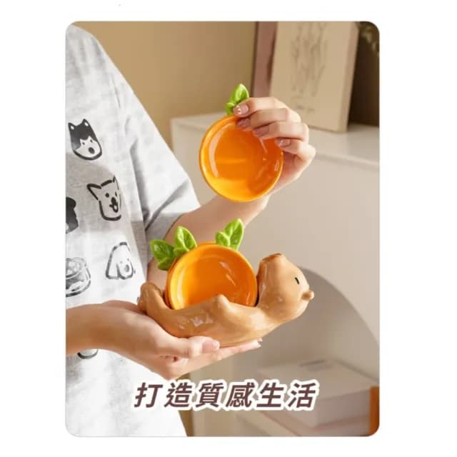 【可愛必備】卡皮巴拉抱碟陶瓷沾醬碟組(醬料碟4個 沾醬碟 收納碟 擺飾 點心碟 小碗 入厝禮物)