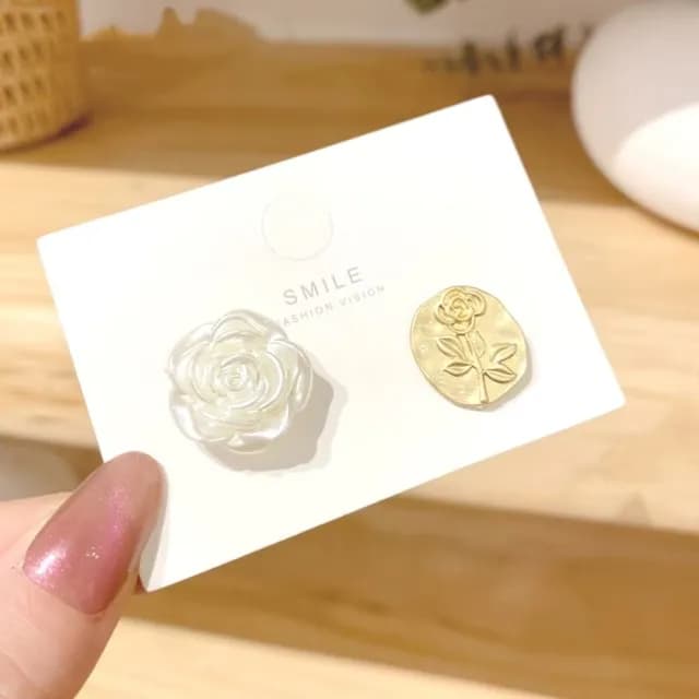 【氣質單品】法式復古不對稱立體玫瑰花耳環(耳針 耳釘 耳飾 穿搭配件 飾品 復古 洋裝)