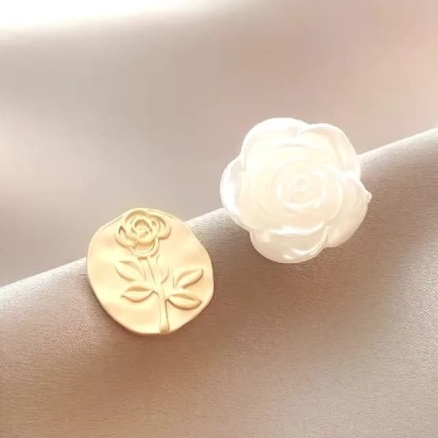 【氣質單品】法式復古不對稱立體玫瑰花耳環(耳針 耳釘 耳飾 穿搭配件 飾品 復古 洋裝)