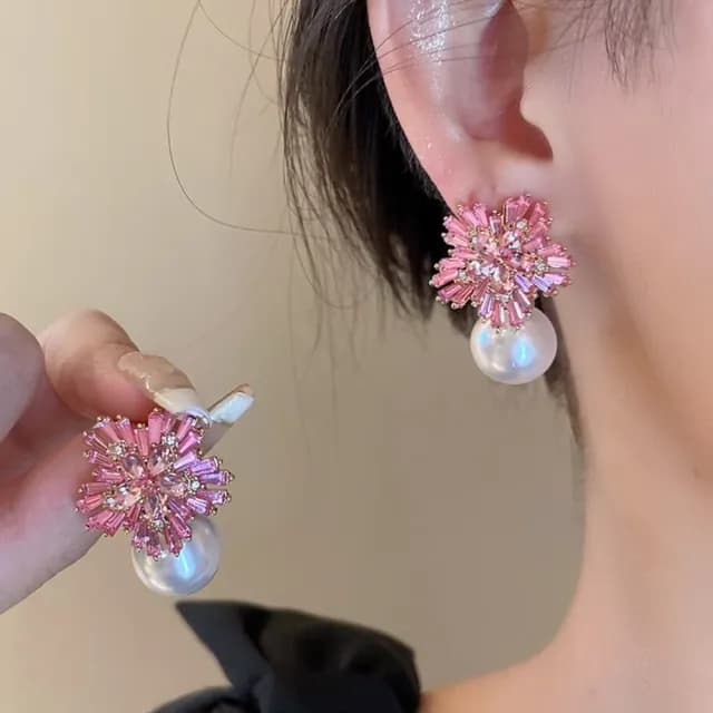 【法式輕奢】春日茶花粉色雪花珍珠耳環(方圓臉 耳針 耳釘 耳飾 飾品 修飾臉型)