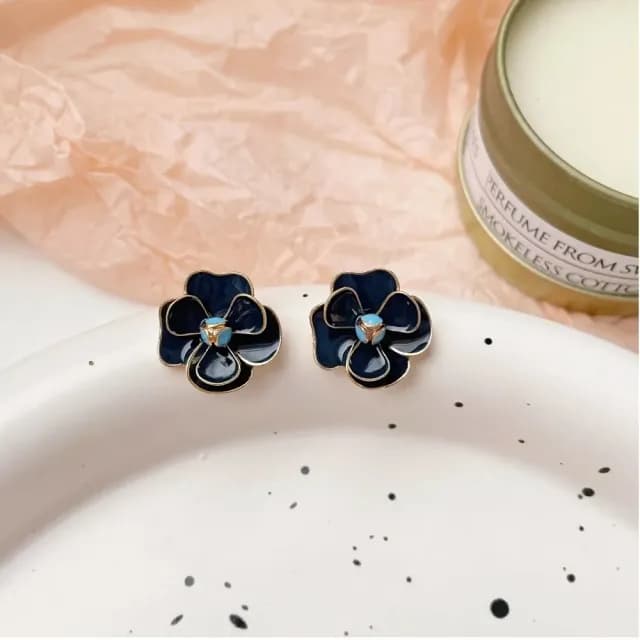 【穿搭配件】復古赫本風山茶花夾式耳環(無耳洞可 耳夾式耳環 藍色耳環 花朵 耳飾 飾品 復古 洋裝)