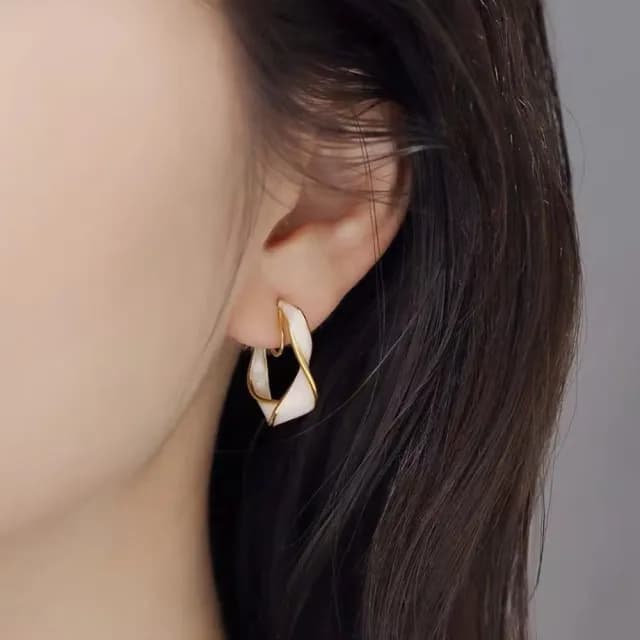 【高級設計感】港系扭紋珍光無耳洞耳環夾(無耳洞 夾式 耳環 耳夾 耳飾 C型 光澤感 約會 日常 圈圈)
