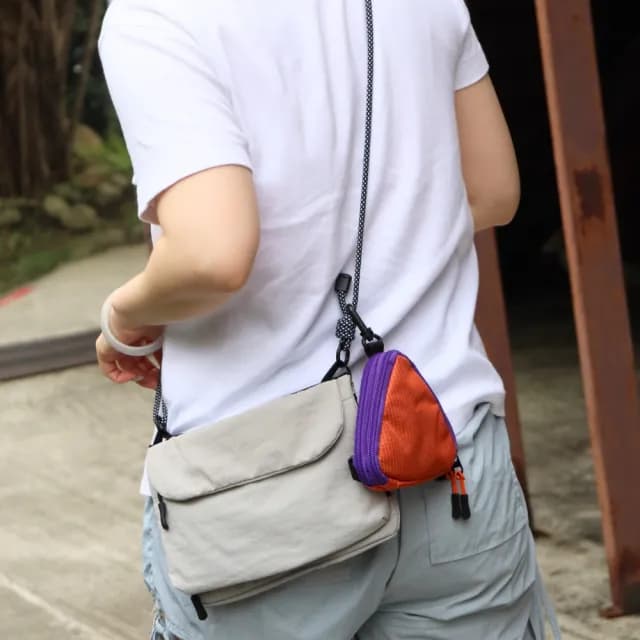 【YUJI 優集】潮流三角耳機包(輕巧百搭可掛式收納小包 零錢包 掛件 鑰匙包)