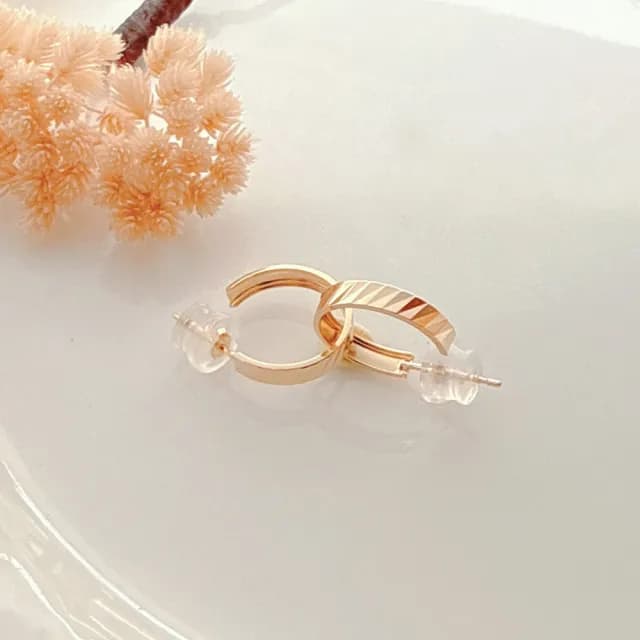 【City Diamond 引雅】18K日本黃K金斜刻面閃耀斗圈造型耳環(東京Yuki系列)