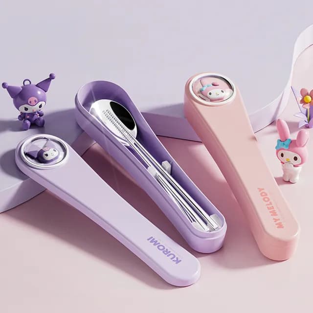 【SANRIO 三麗鷗】萌趣便攜304不鏽鋼筷子湯匙環保餐具組 附收納盒(酷洛米/美樂蒂/凱蒂貓/大耳狗/帕恰狗)