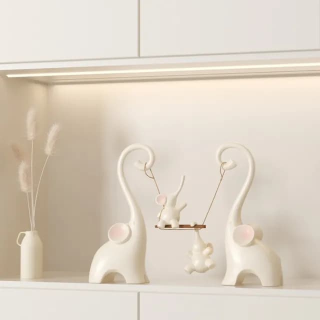 【超微米】壹家四口秋千大象桌面擺件 奶油風客廳玄關電視酒櫃擺件 新家喬遷禮物裝飾品(擺件 其樂融融象)