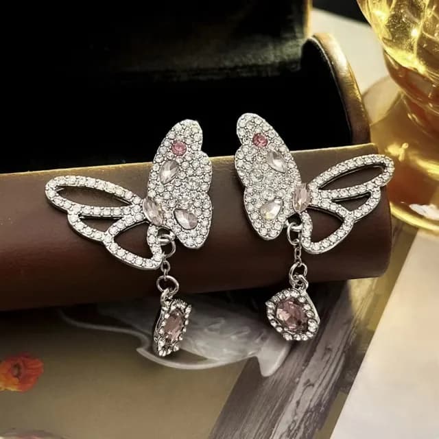 【日韓流行】閃鑽粉紅蝴蝶耳環1對(鏤空 氣質 時尚 造型 優雅 耳飾)