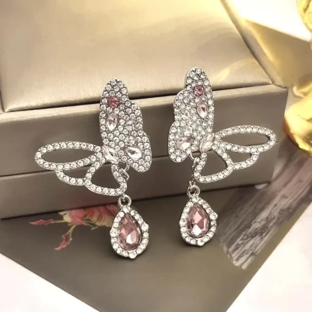 【日韓流行】閃鑽粉紅蝴蝶耳環1對(鏤空 氣質 時尚 造型 優雅 耳飾)