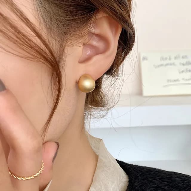 【INES】珍珠耳環 圈圈耳環/韓國設計浪漫氣質珍珠圈圈造型耳環(啞光耳環 金屬耳環 半圓弧耳環)