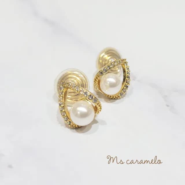 【Ms caramelo 焦糖小姐】夾式耳環 V型幾何貝珠耳環(鋯石耳環)
