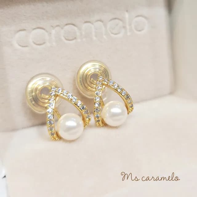 【Ms caramelo 焦糖小姐】夾式耳環 V型幾何貝珠耳環(鋯石耳環)