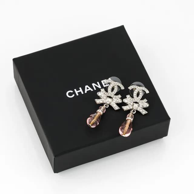 【CHANEL 香奈兒】雙C 耳環(銀/單排鑽雙C接蝴蝶結垂墜粉色透明梨形綴飾)