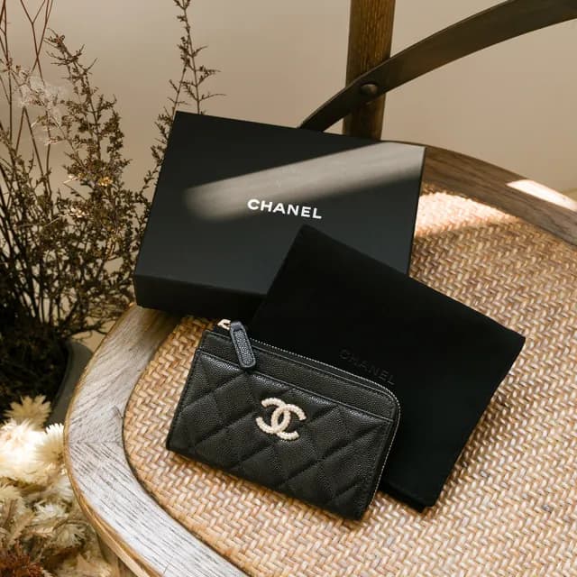 【CHANEL 香奈兒】25A 卡片 零錢包(黑/金-三排浮雕造型雙C/L字拉鍊)
