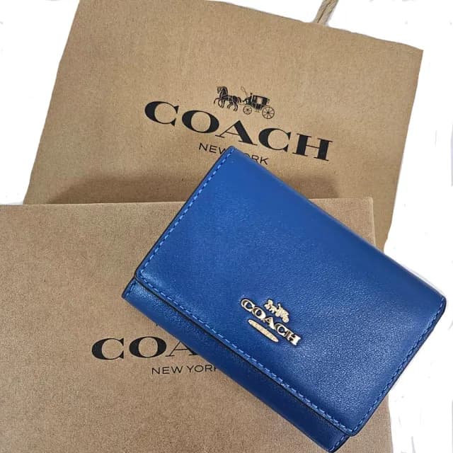 【COACH】經典馬車LOGO三折釦式短夾多色可選(拉鍊零錢包/三折短夾/贈原廠紙袋紙盒)