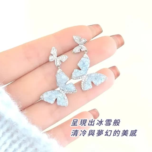 【夏季碎冰】藍色碎冰閃鑽蝴蝶耳環1對(冰晶耳飾 鑲鑽 氣質 時尚 女生 禮物)