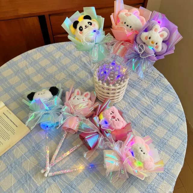 【天使愛美麗】玩偶仙女棒發光花束 永生花束 娃娃花束呆萌小兔子(交換禮物  畢業禮物 情人節 生日)