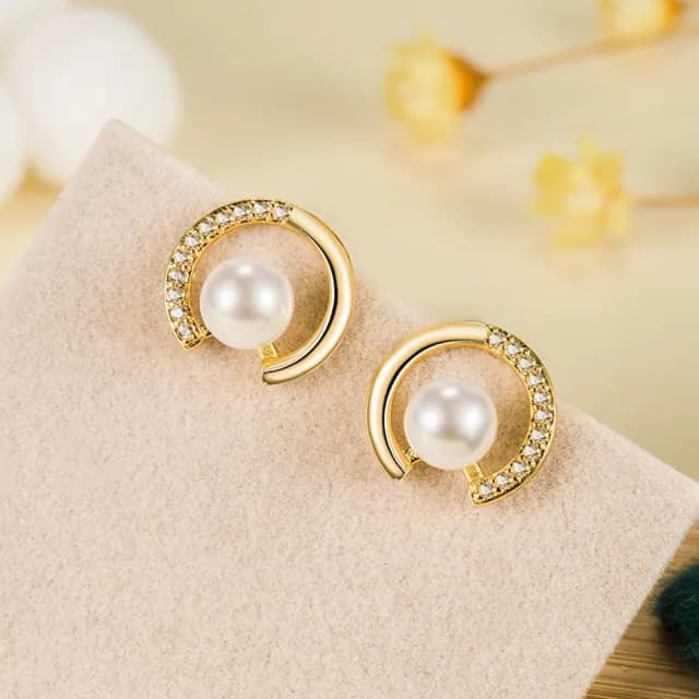 【Emi 艾迷】劉亦菲同款 氣質光彩珍珠鋯石 耳環耳夾 無耳洞 夾式耳環(耳針式/蚊香盤耳夾)