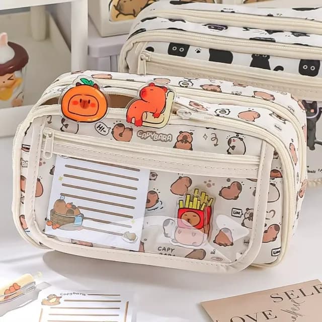 【很能裝】卡皮巴拉插畫收納三層筆袋(翻蓋 收納袋 文具袋 鉛筆盒 大容量 透明 插畫 可愛 學生 生日禮物)