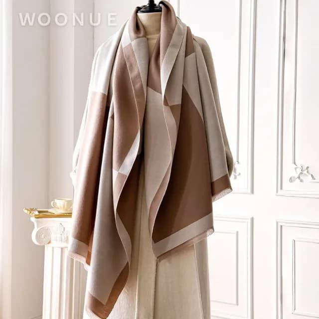 【WOONUE】經典方格時尚秋冬柔軟保暖羊毛絨質感親膚寬版斗篷圍巾冷氣披肩(女友老婆媽媽情人生日禮物)