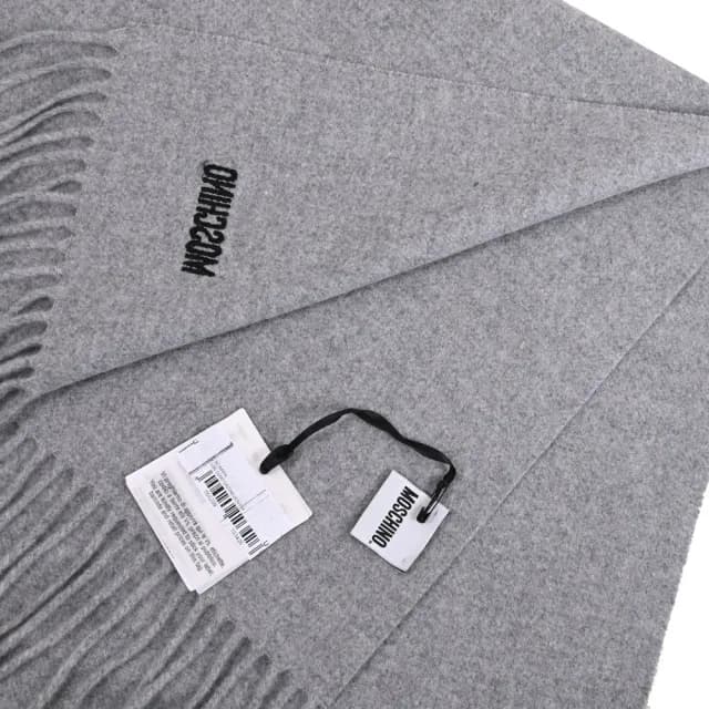 【MOSCHINO】簡約電繡小熊LOGO純羊毛流蘇保暖披肩長圍巾(灰)