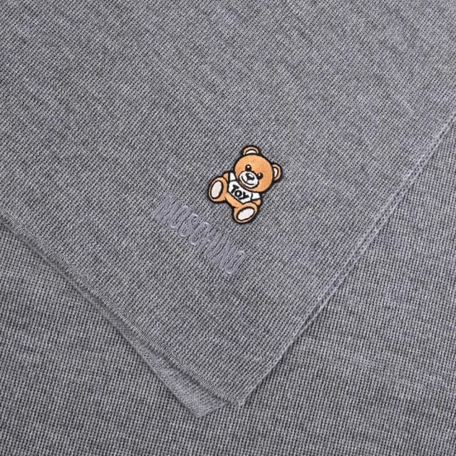 【MOSCHINO】簡約電繡小熊LOGO純羊毛保暖披肩長圍巾(灰)