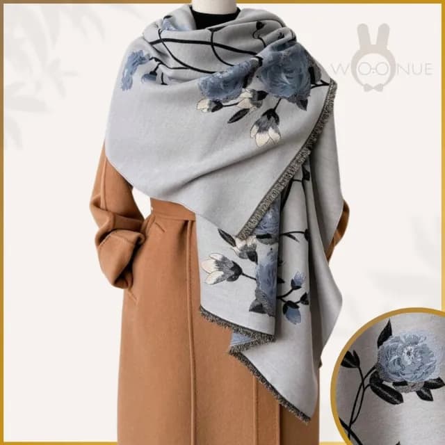【WOONUE】超柔質感羊毛圍巾雅緻富貴牡丹藍花百搭披肩藏青(新年送禮過年閨蜜生日禮物媽媽女友老婆禮物)