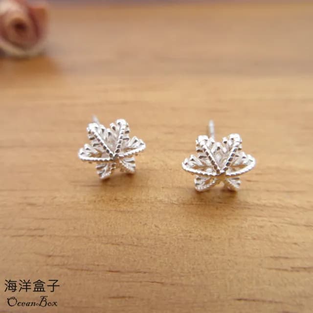 【海洋盒子】立體感簍空雪花S999純耳環(貼耳耳環.交換禮物)
