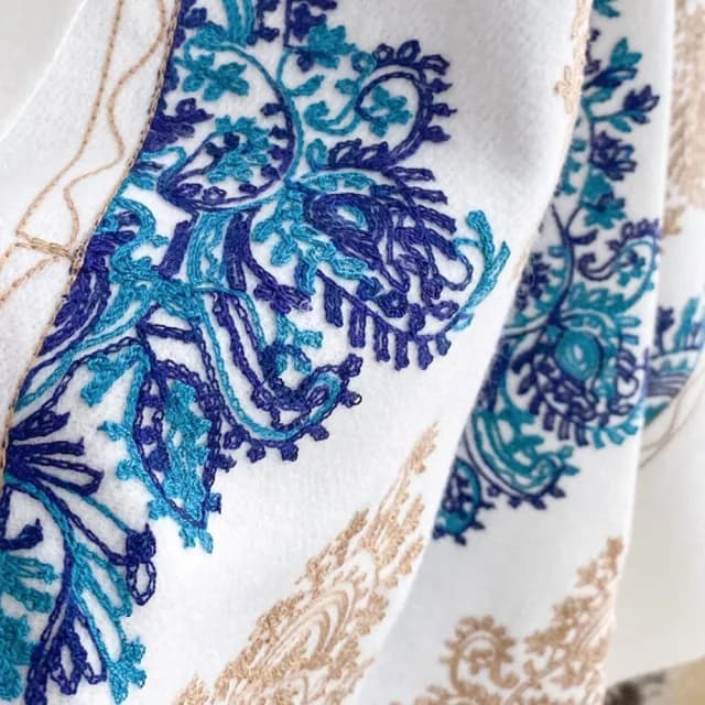 【WOONUE】杜拜貴婦專櫃刺繡柔羊毛絨質感親膚寬版時尚斗篷圍巾冷氣披肩(女友老婆媽媽情人生日聖誕禮物)