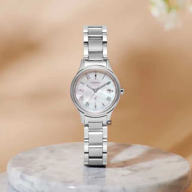 【CITIZEN 星辰】xC 簡約貝母面光動能電波腕錶-27mm 雙11 送禮首選 自用(ES9490-52D)