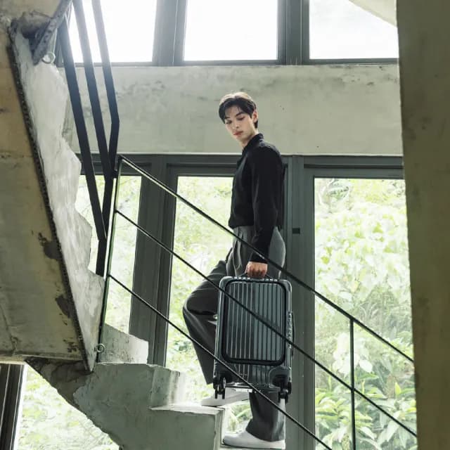 【Deseno 笛森諾】2025新色登場 尊爵傳奇V-20吋前開式拉鍊行李箱(鈦灰)