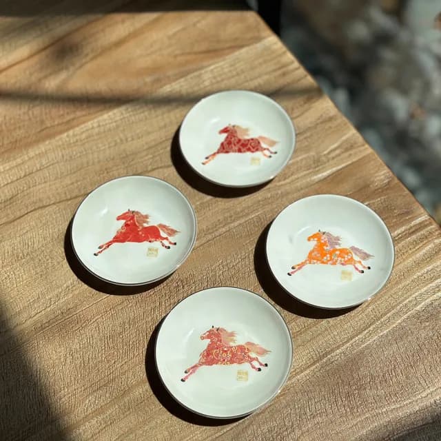 【TALES 神話言】2026駿馬奔騰-藝術骨瓷碟組4入(文創 藝術 禮品 聖誕 新年 送禮)