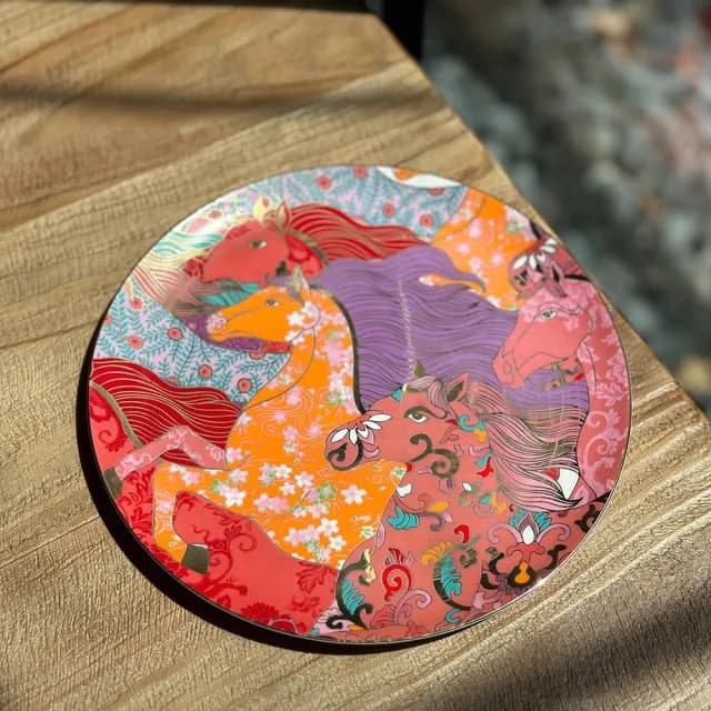 【TALES 神話言】2026駿馬奔騰-藝術骨瓷10吋盤(文創 藝術 禮品 聖誕 新年 送禮)