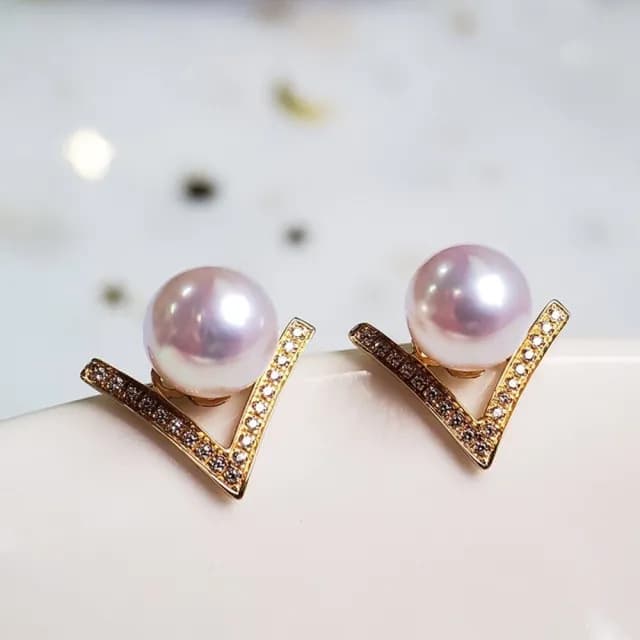 【La Corser】8.5-9mm 日本 Akoya 天然海水珍珠 耳釘耳飾 V型設計 18K金 正圓珍珠 天女級 優雅百搭
