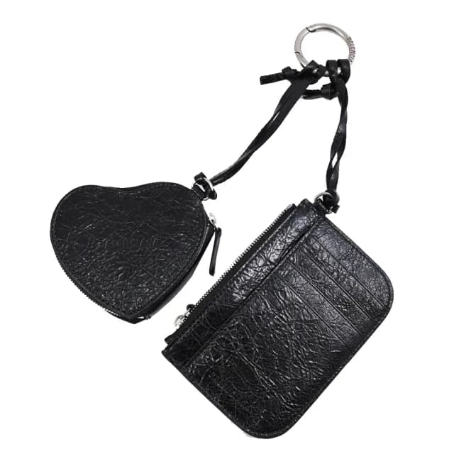 【Balenciaga 巴黎世家】品牌鉚釘釦愛心吊飾信用卡證件名片零錢包(黑)