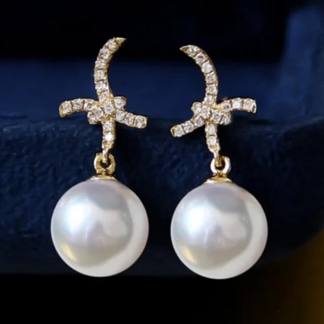 【La Corser】蝴蝶結設計 8-8.4mm Akoya 海水珍珠 耳釘 絲帶 18K金 鑽石 優雅 氣質 珍珠耳飾