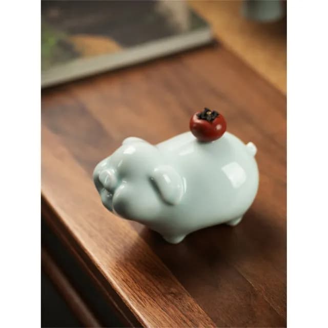 【新川】諸事大吉陶瓷豬 柿子馱背造型 喬遷新居禮品(辦公室吉祥物 陶瓷豬擺飾 職場好運點綴)