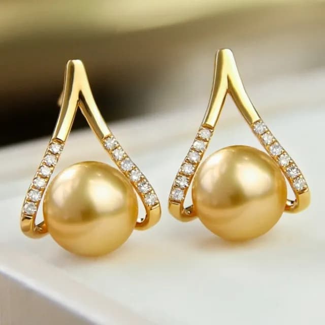 【La Corser】9-9.5mm 南洋金珠耳釘 線條設計 18K金 天然海水珍珠 濃金色 時尚金珠耳飾 優雅精緻 氣質