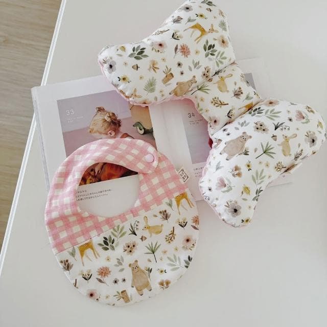 【Lianne baby】粉鹿熊森林手工寶寶蝴蝶枕圍兜彌月禮盒 嬰兒禮物(滿月禮 收涎禮物 週歲禮 彌月禮盒)