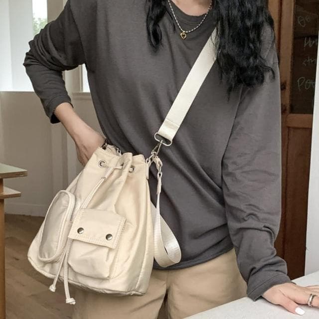 【LEESA】尼龍抽繩包\水桶包\大容量包包\尼龍斜背包\工裝包\黑色包包\奶茶色包包\日系包包\小眾包包\禮物